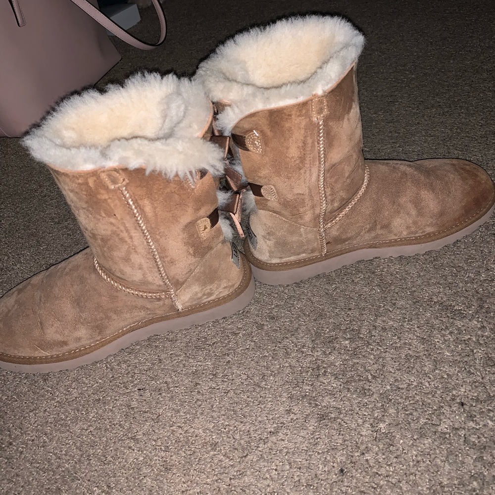 Ugg Bailey Bow .. SIZE 8